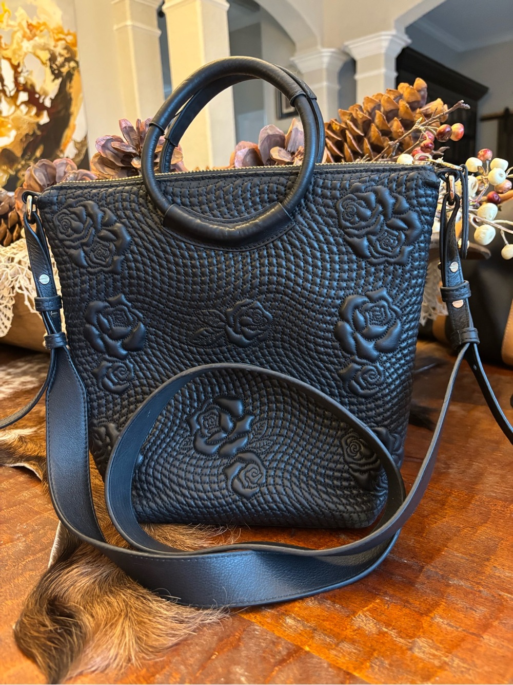 Hobo Maggie Crossbody - Picture 4 of 8
